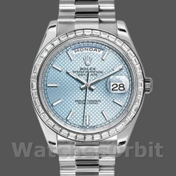 Replica Rolex Day-Date-228396TBR, 40 mm, quadrante con motivo diagonale blu ghiaccio, lunetta con diamanti, Uomo Blu Ghiaccio